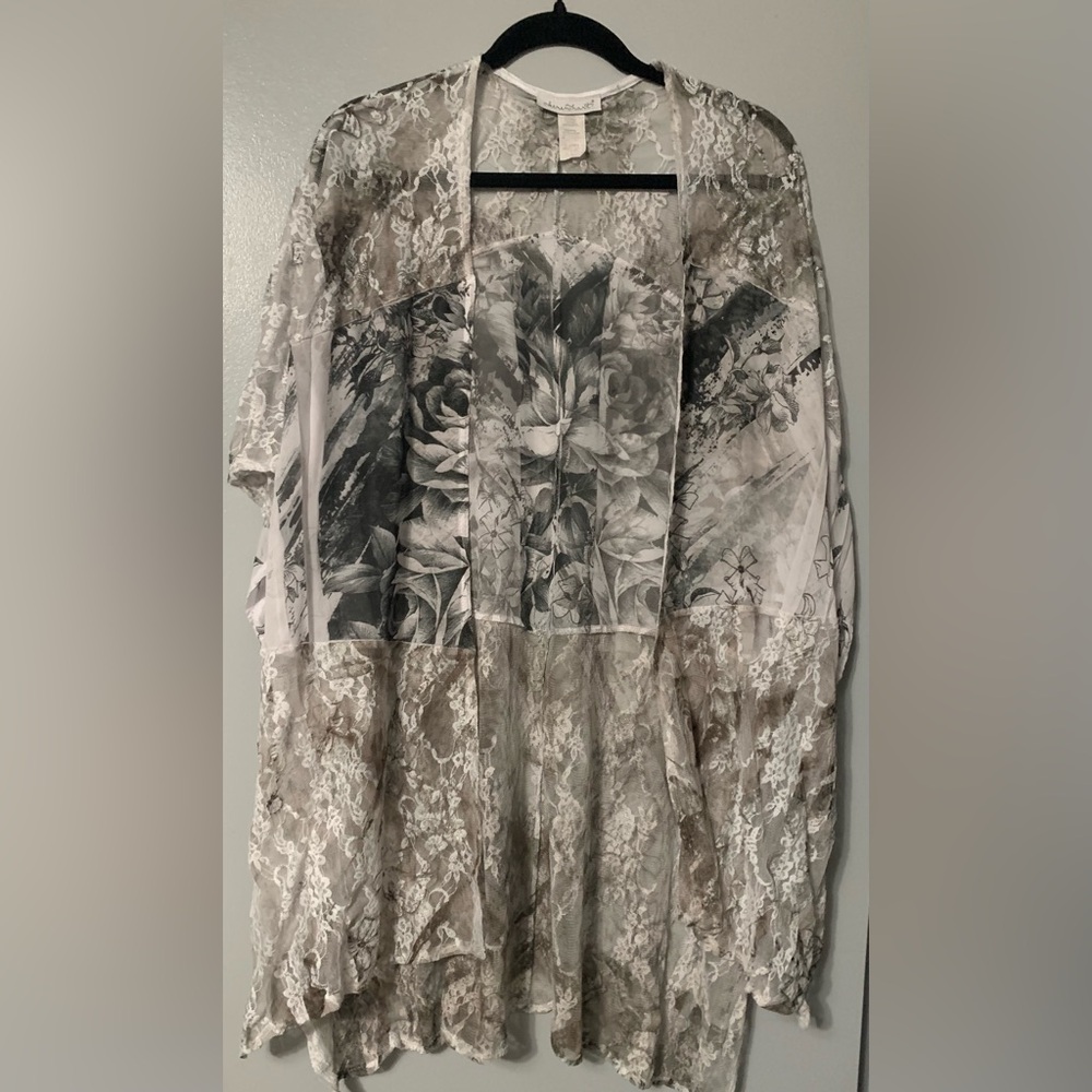 KEREN hart Lace Topper in black and White